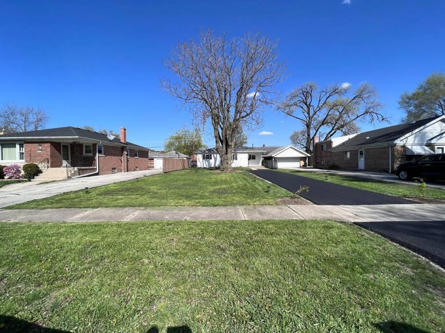 Modern 3Bed 2Bath Ranch With Diy Art Porch 3Tvs And Huge Front Yard To Enjoy! Villa Calumet City Eksteriør billede